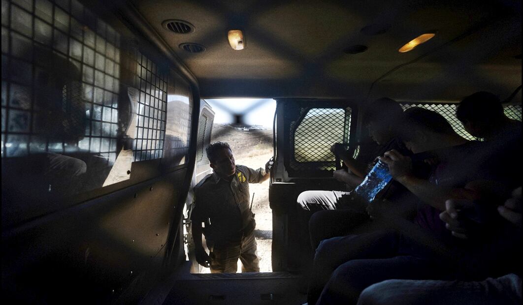 Migrantes son detenidos por la Patrulla Fronteriza tras cruzar el muro, el 23 de enero de 2025, en San Diego, California. Foto: AP