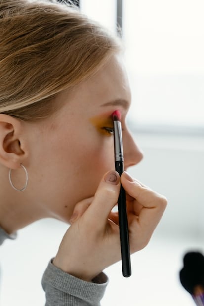 Cómo usar el fijador de maquillaje para un look de larga duración