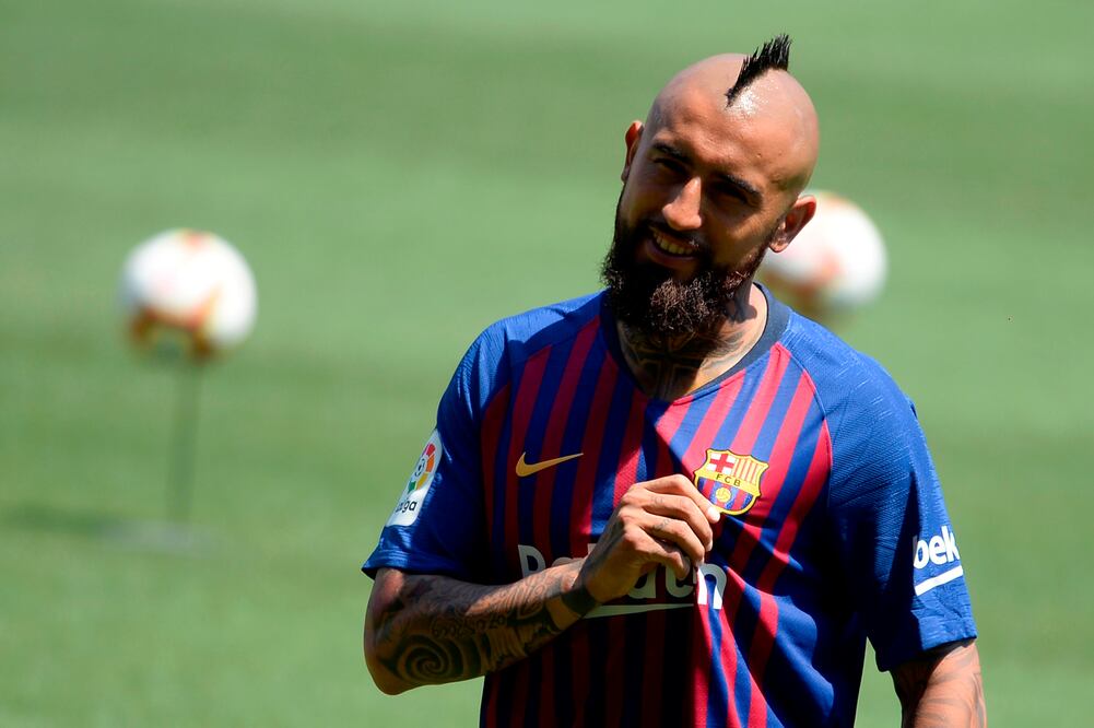 Arturo Vidal posa con la playera del Barcelona. Foto: AFP