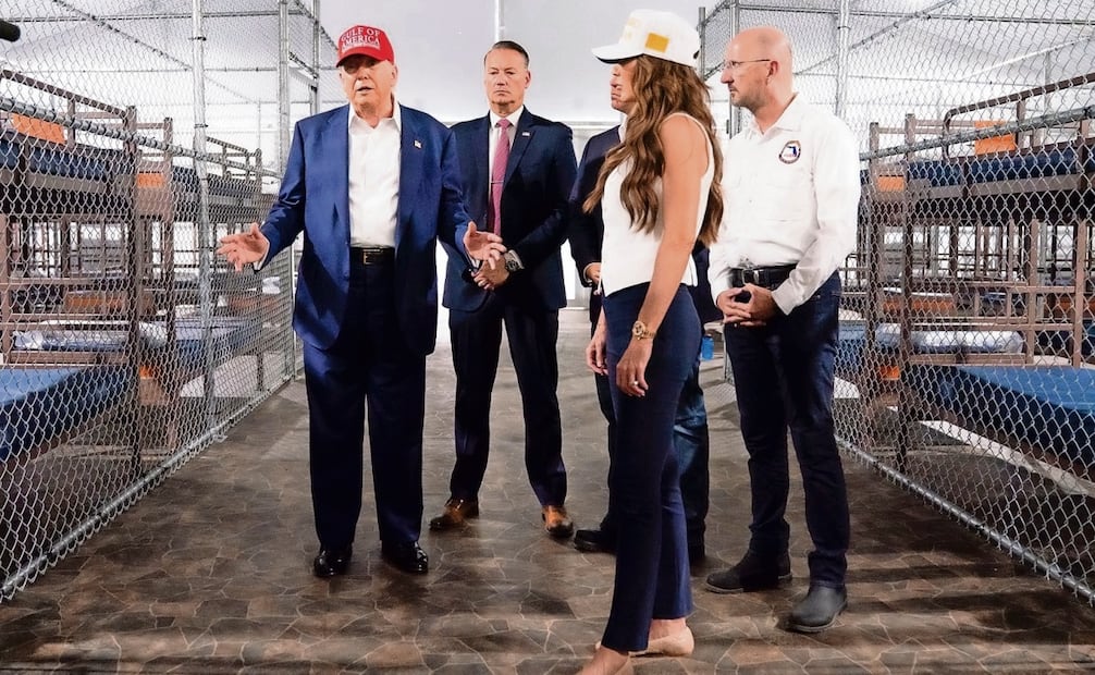 El presidente de Estados Unidos, Donald Trump, recorrió esta semana la nueva prisión migratoria Alligator Alcatraz, en Florida. Foto:  EFE. @SEC_NOEM