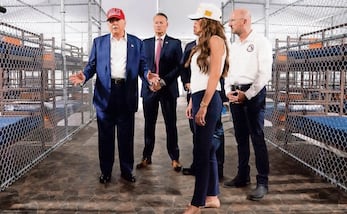 El presidente de Estados Unidos, Donald Trump, recorrió esta semana la nueva prisión migratoria Alligator Alcatraz, en Florida. Foto:  EFE. @SEC_NOEM