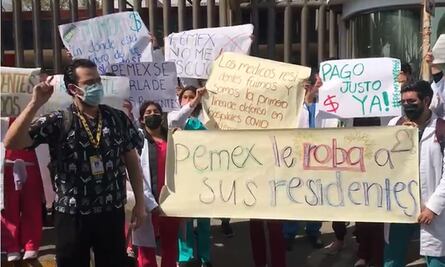 “¡Resiste, residente!”: Por falta de aguinaldos, médicos marchan rumbo al Hospital de Pemex en Azcapotzalco