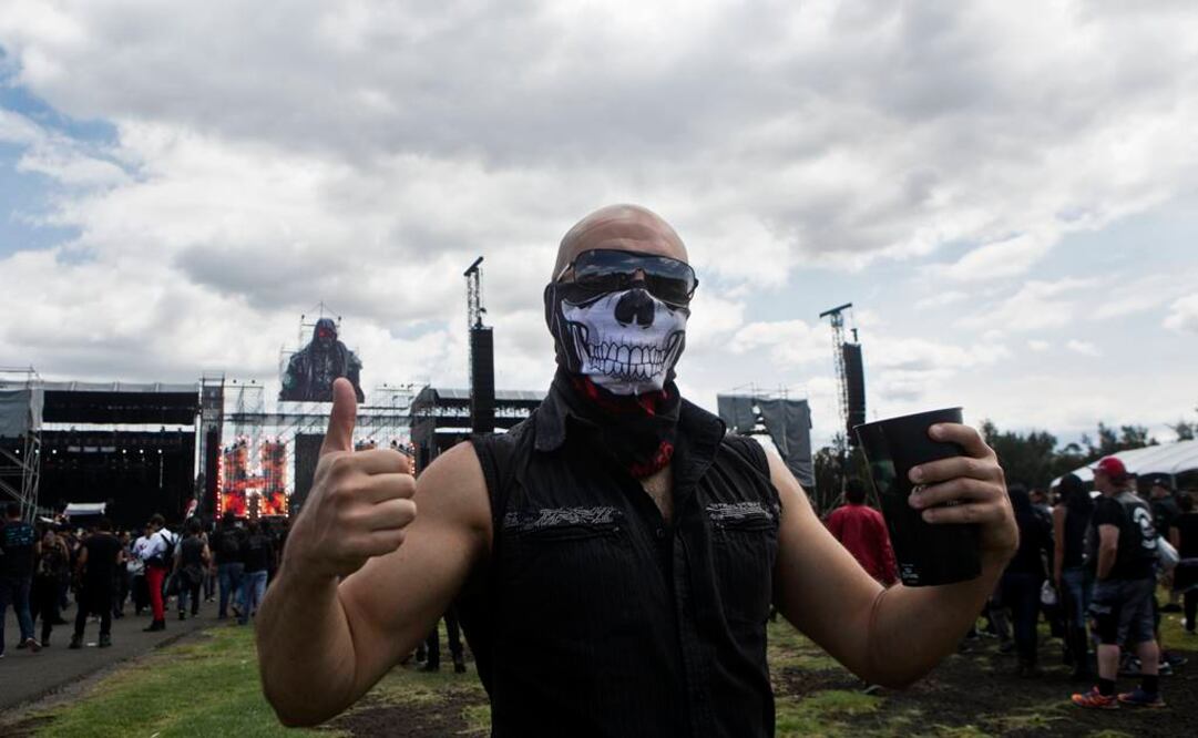 No puede faltar la gente que se disfraza y quienes se toman fotografías con ellos. FOTO: Cristopher Rogel Blanquet/EL UNIVERSAL.