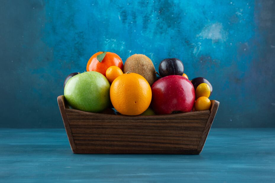 Comprar la fruta completa podría ser más seguro que optar por la que ya viene cortada. Foto: Freepik