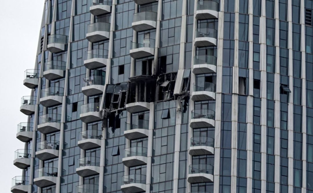 Dubai Creek Harbour Tower tras el impacto de un dron Iraní en Dubai, Emiratos Árabes Unidos. Foto: EFE