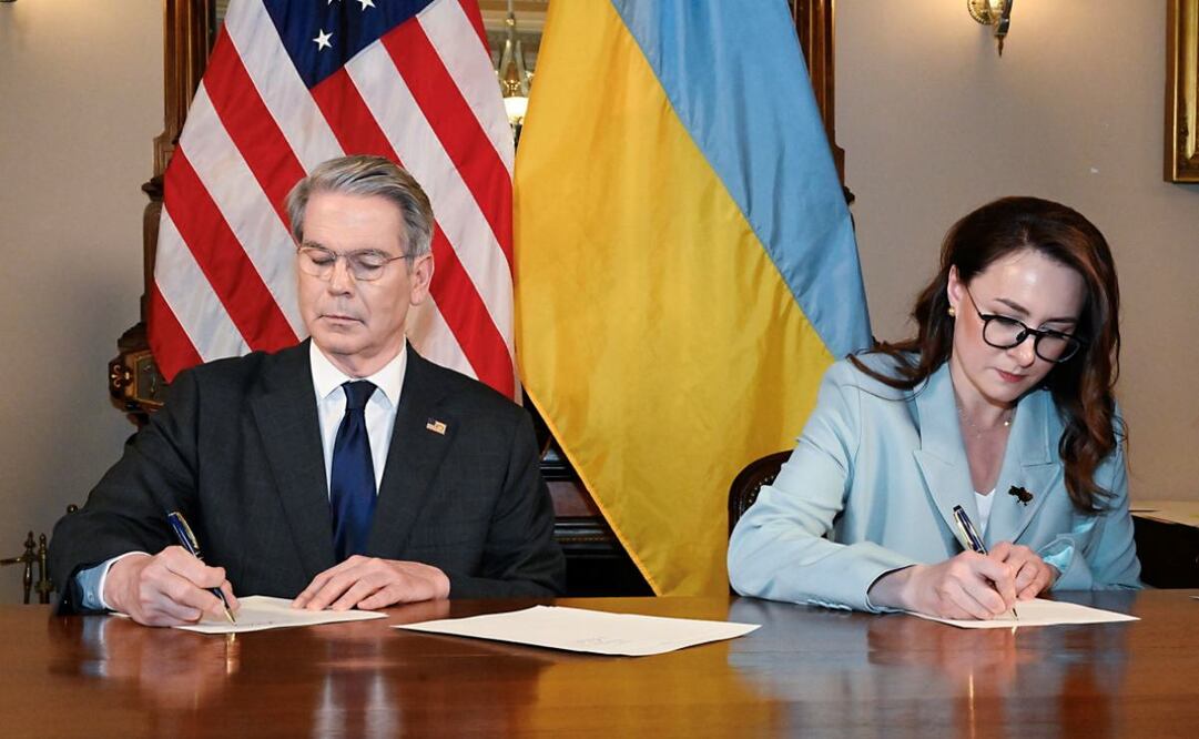 El secretario del Tesoro estadounidense, Scott Bessant (izda.), y la viceprimera ministra y ministra de Economía de Ucrania, Yulia Svyrydenko, firman un acuerdo que permitirá la explotación conjunta de minerales ucranianos estableciendo el Fondo de Inversión para la Reconstrucción. Foto: EFE