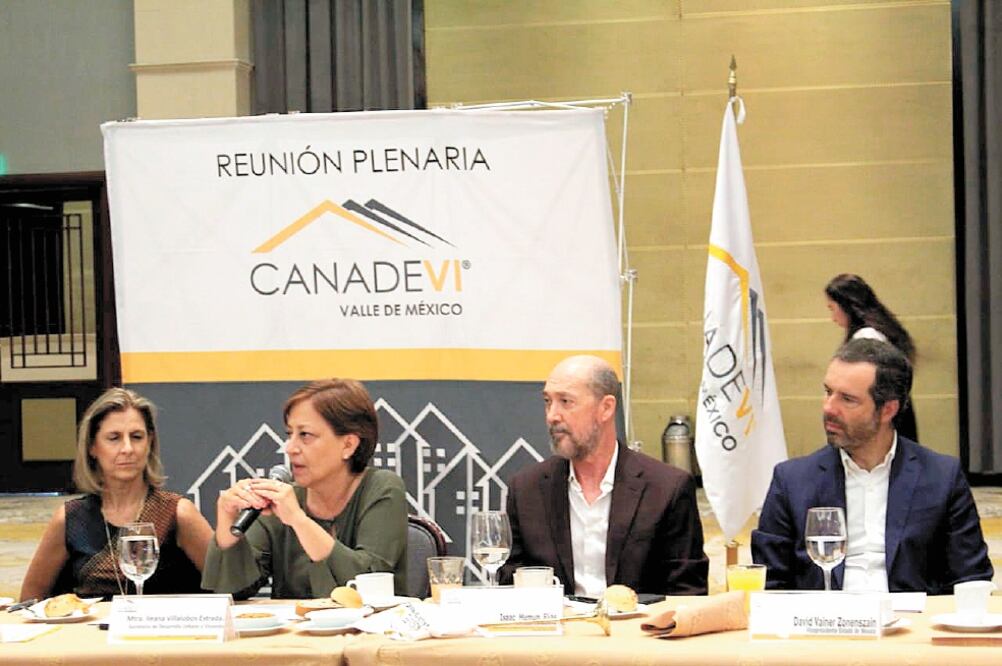 La titular de Secretaría de Desarrollo Urbano y Vivienda (Seduvi), Ileana Villalobos (segunda de izq. a der.), recordó que se detectaron 48 polígonos de actuación que estaban técnica y jurídicamente mal dictaminados y fundamentados. Foto: ESPECIAL