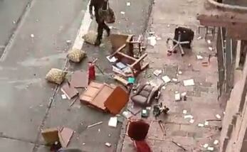 Durante marcha por Carlos Manzo, un grupo de embozados irrumpe en el Palacio de Gobierno en Morelia; lanzan muebles por las ventanas. Foto: Quadratín Michoacán