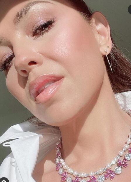 El look classy de Thalía que combina los colores del verano