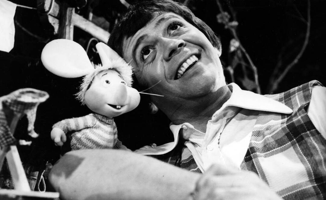 A los 18 años fue reclutado por las fuerzas armadas de Estados Unidos, hizo su servicio militar en una base de San Diego, California, y estuvo a punto de enlistarse para tomar parte de las hostilidades en la guerra de Corea pero ésta concluyó unos días después.