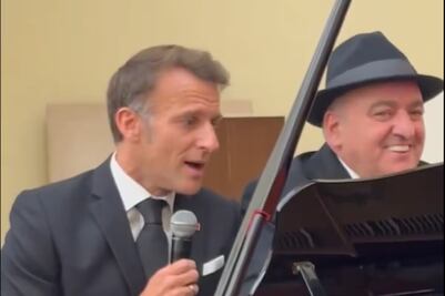 Macron sorprende al cantar "La Bohème" en cena oficial en Armenia; lo acompañaron Charles Aznavour y Nikol Pashinian