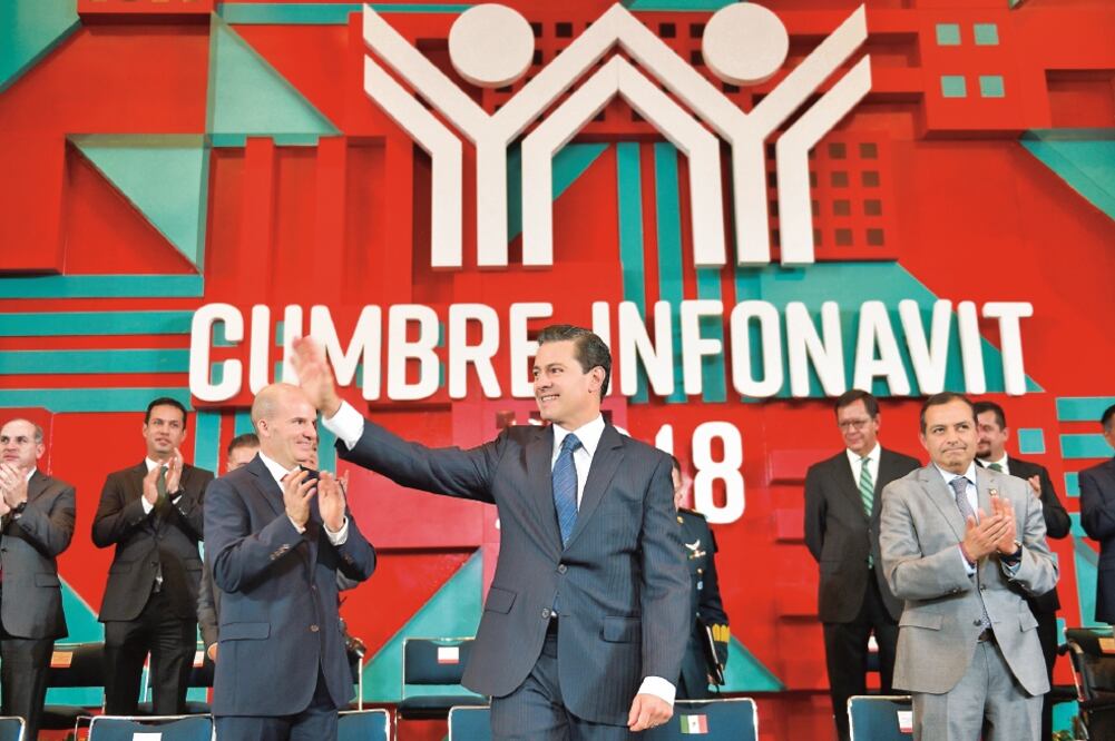 El presidente Enrique Peña Nieto encabezó la Cumbre de Financiamiento de la Vivienda Infonavit 2018 y dijo que en la nueva política nacional de vivienda se privilegia a las personas y sus familias con la construcción masiva de hogares. (PRESIDENCIA)