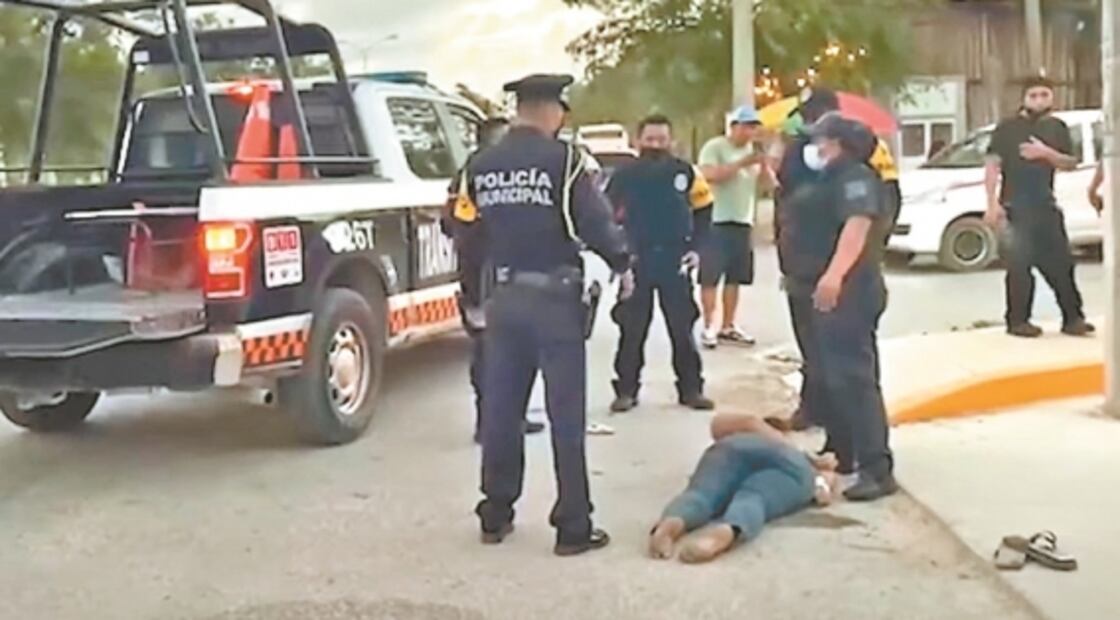 Indigna muerte de mujer sometida por policías en Tulum