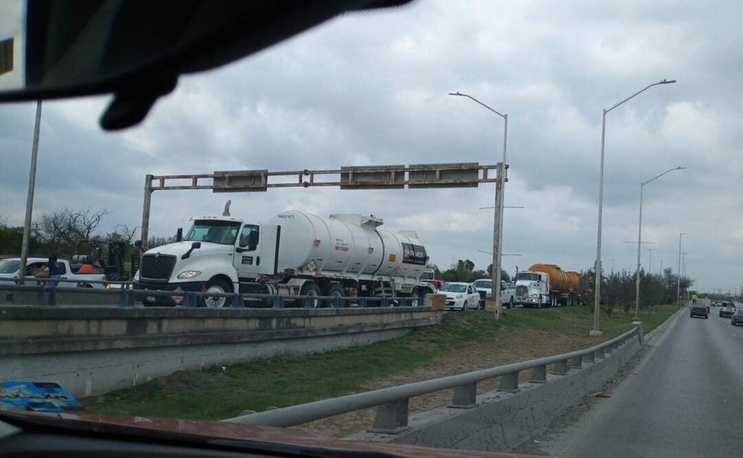Se observan filas kilométricas en este cruce internacional luego del operativo tras un reporte de tráiler con mercancía ilegal (26/02/2025). Foto: Especial