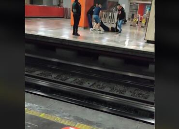 "Llegamos juntos, nos vamos juntos". Tras una noche de copas, arrastran a su amigo hasta el Metro
