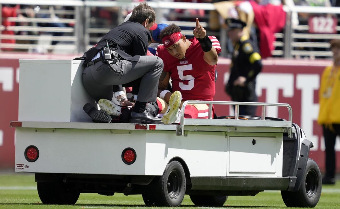 El joven mariscal de campo salió en el carro de emergencias / Foto: AP