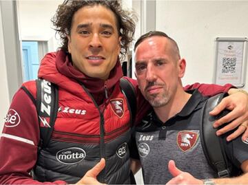 Guillermo Ochoa presume amistad con Franck Ribéry en el Salernitana