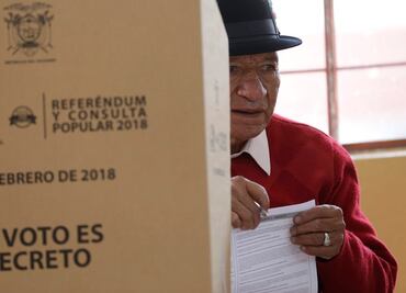 Votan en Ecuador referendo que prohíbe reelección presidencial