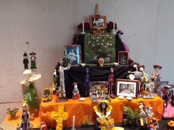 Instalan altar de muertos en recuerdo de Violeta Parra