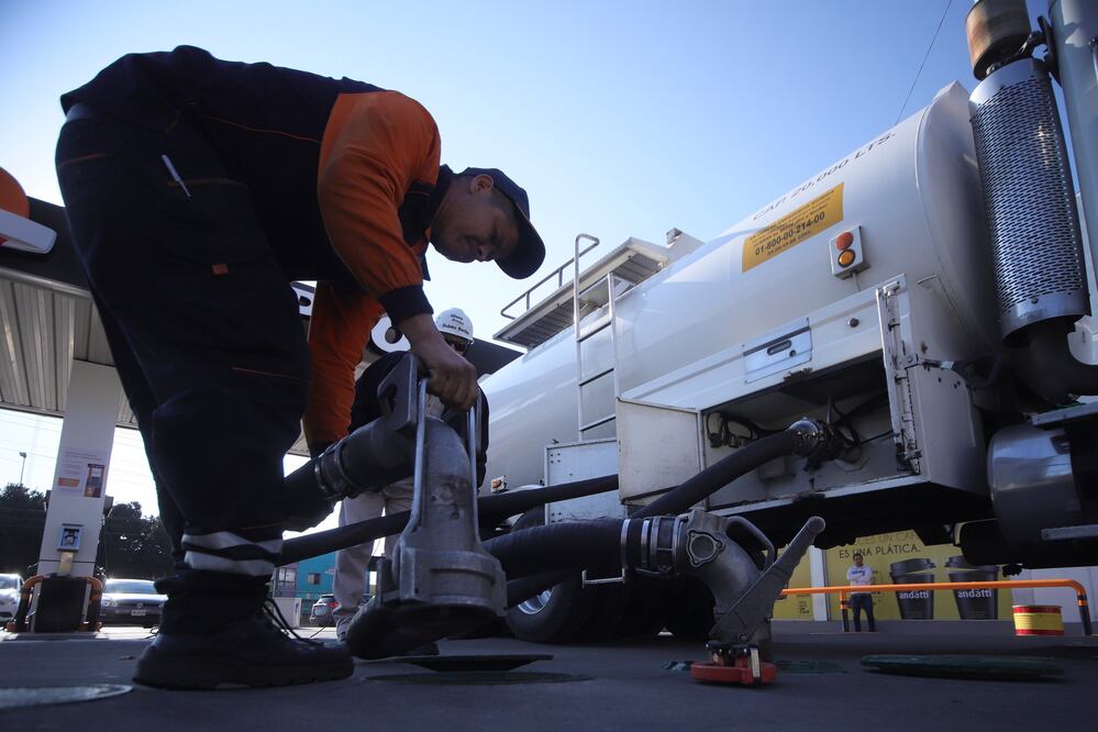 Abastecimiento de gasolina en estaciones de servicio en Guadalajara (ARCHIVO. EL UNIVERSAL)