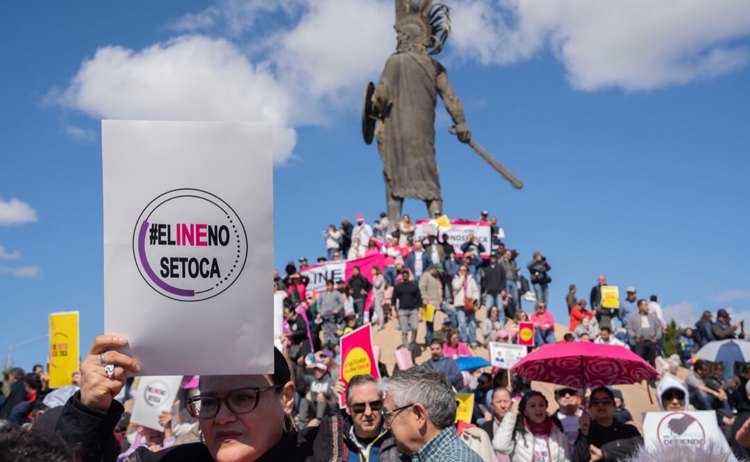 Cientos de personas se unieron a la manifestación por el INE, como parte de la movilización nacional. Foto: Aimee Melo/EL UNIVERSAL