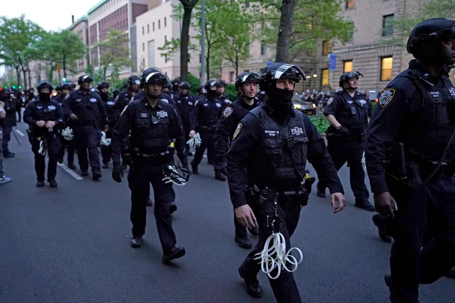 Oficiales de la policía de Nueva York llegan cerca de la Universidad de Columbia, donde los estudiantes propalestinos están atrincherados dentro de un edificio y han establecido un campamento, en la ciudad de Nueva York el 30 de abril de 2024. Foto: TIMOTHY A. CLARY / AFP)