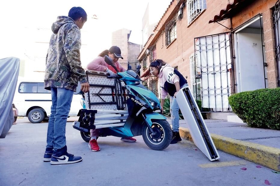 Luego de entregar pedidos, la emprendedora se alista para poner su
puesto en Héroes de Ixtapaluca, en el Estado de México. Foto: Diego Prado