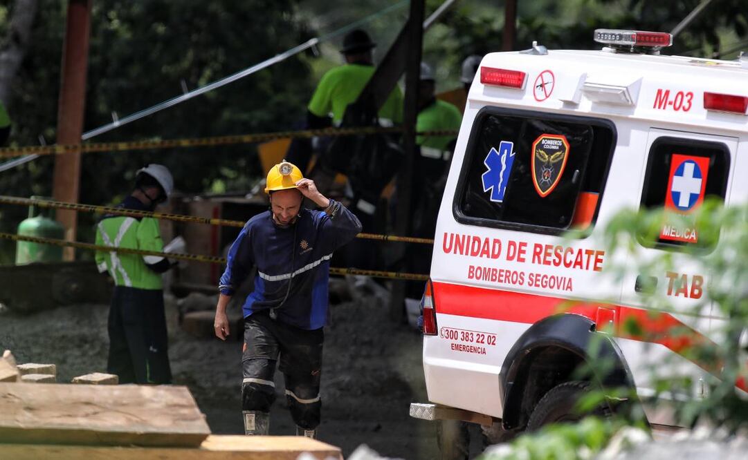 La Cruz Roja y los bomberos trabajan para rescatar a los mineros atrapados después de que se derrumbara una mina de oro en la que trabajaban en Segovia, Colombia, el miércoles 24 de septiembre de 2025. Foto: AP
