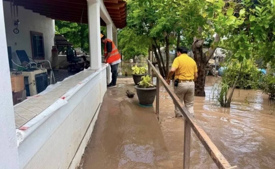 Lluvias dejan daños en carreteras de Sinaloa; brigadas atienden a familias afectadas.
Foto: Especial.