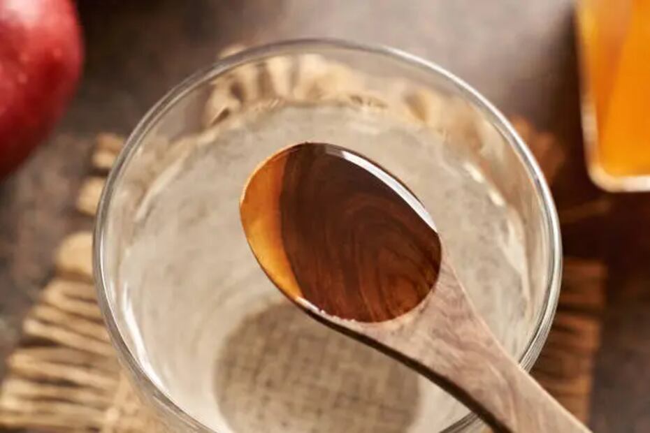 Es importante diluir el vinagre en agua para disminuir su acidez  y evitar daños en el cuero cabelludo. Foto: Unsplash