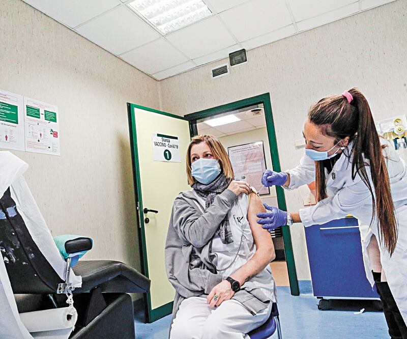 Una trabajadora de la salud es vacu nad a contra el Covid en Roma. GIUSEPPE LAMI. EFE