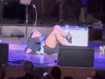 Alejandra Guzmán cae en el escenario: suspende show y sale en ambulancia
