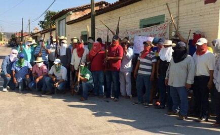 Mexican townsfolk kidnap drug boss' mom, demand loved ones