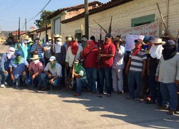 Mexican townsfolk kidnap drug boss' mom, demand loved ones