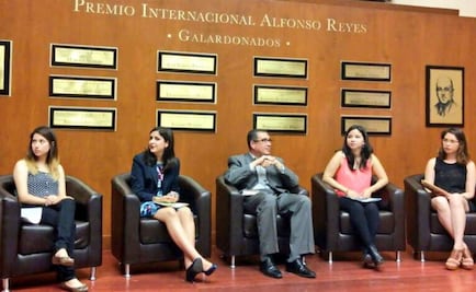 Develan placa de Sergio Pitol en la Capilla Alfonsina