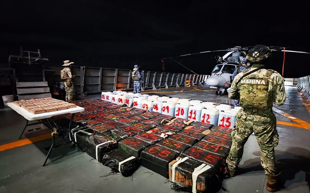 Además, durante el operativo fueron detenidos 23 presuntos transgresores de la ley y el aseguramiento de seis embarcaciones menores al suroeste de Lázaro Cárdenas, Michoacán. Foto: AFP