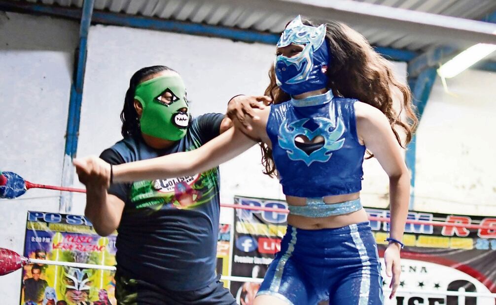 Espectrito Jr., quien cuenta con más de dos décadas de experiencia como profesional de la lucha libre, entrena a la joven promesa del ring. Foto: Patricia Morales / EL UNIVERSAL