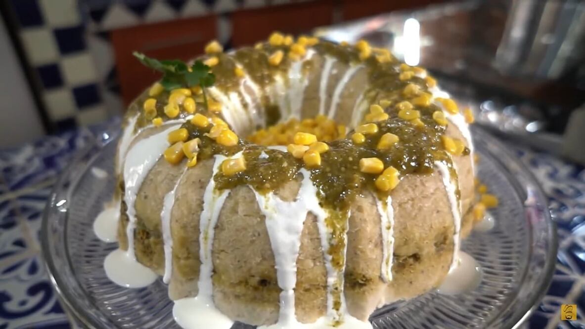 Puedes decorar tu rosca con crema, granos de elote y salsa / Foto: Canal de YouTube Punto de Turrón del Chef Víctor Zugasti