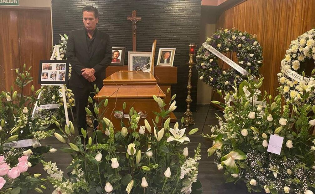 Roberto Palazuelos junto al ataúd de su padre.