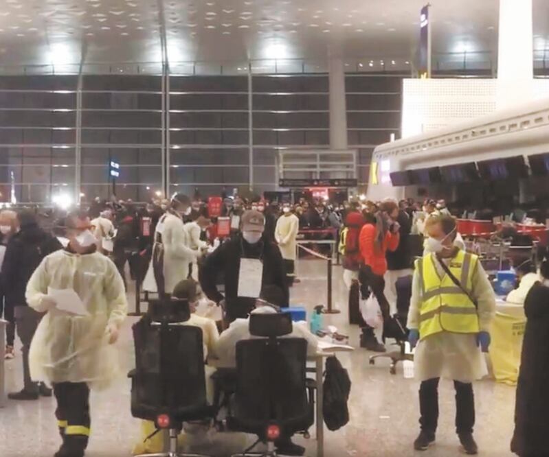 Calidad. En sus redes sociales, Daniel Stamatis, quien estudiaba en Wuhan, calificó como impresionante el control de salud de los franceses. Foto: TOMADA DE TWITTER