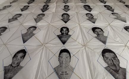 Recuerdan en Oaxaca a los 43 de Ayotzinapa con papalotes de Toledo 