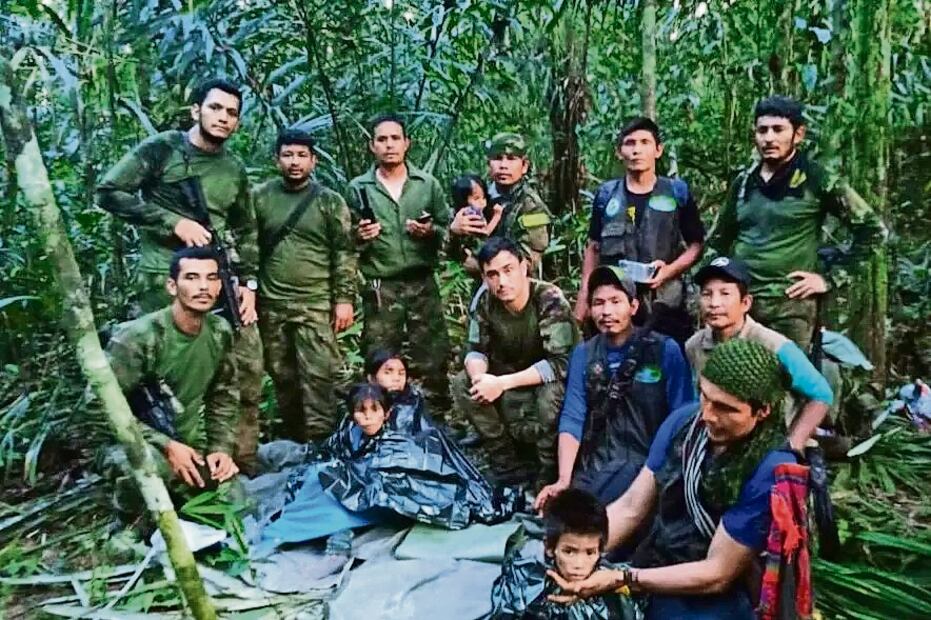 Soldados de las Fuerzas Armadas de Colombia e integrantes del equipo de búsqueda indígena con los cuatro niños que estaban desaparecidos desde el 1 de mayo, cuando la avioneta en la que viajaban se estrelló en la selva. Foto: Oficina de prensa de las Fuerzas Armadas de Colombia