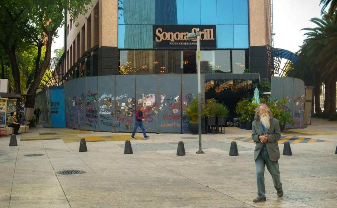 Colocan vallas en negocios sobre Paseo de la Reforma 24 de noviembre 2025/ Fotos: Osmar Alvarado. EL UNIVERSAL