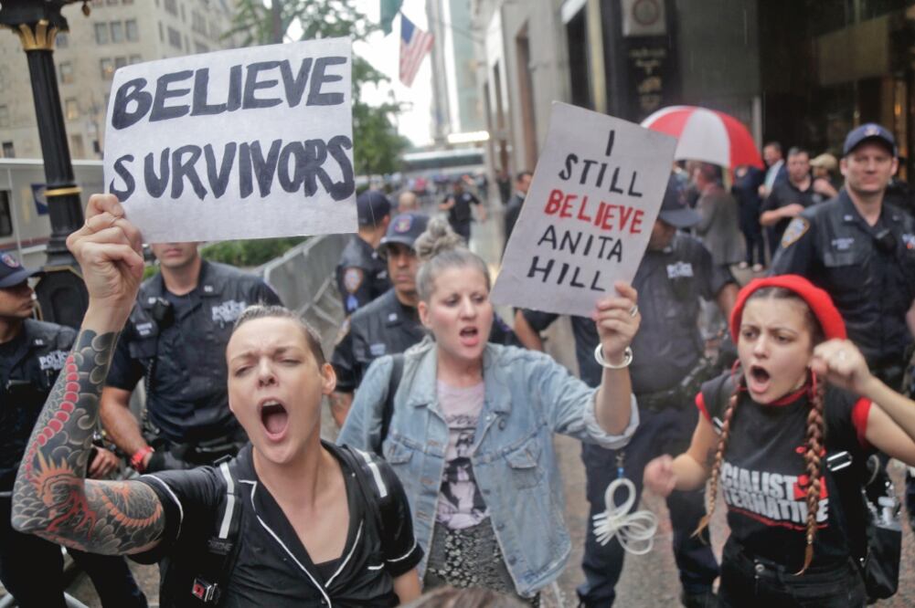 Manifestantes se reunieron frente a la Torre Trump en Nueva York para expresar su rechazo a Brett Kavanaugh, nominado del mandatario a la Corte Suprema. Foto: SETH WENIG. AP
