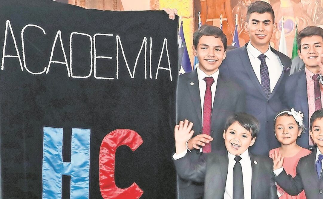 Niños de la academia Hablando el Corazón realizaron un performance. (YADÍN XOLALPA. EL UNIVERSAL)