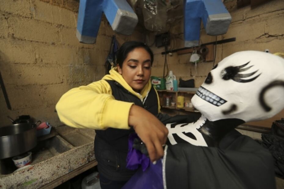 Celebran la muerte con piñatas de Catrina