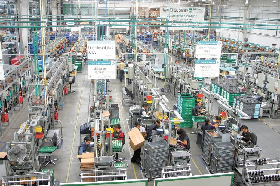 Las horas que trabajó el personal ocupado total en las industrias manufactureras disminuyó 0.2%. Foto/ARCHIVO EL UNIVERSAL