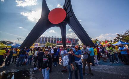 El Sol rojo de Calder es usado como baño público