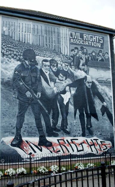 Mural en Derry, Irlanda del Norte, sobre el Domingo Sangriento. La ciudad tiene varios murales que mantienen vivo el recuerdo del conflicto. Foto: Wikimedia Commons.