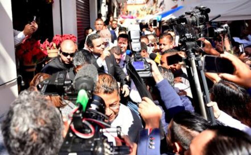 Presidente municipal de Cuernavaca toma protesta en la calle